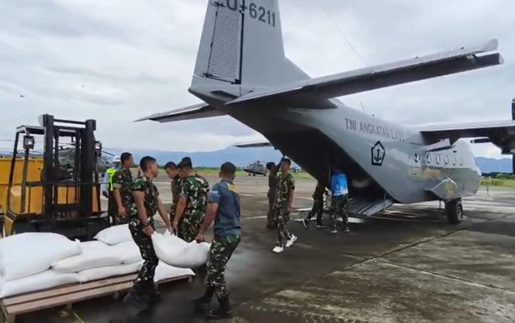 TNI AL Salurkan Bantuan Bencana Alam Melalui Udara ke Takengon Aceh 
