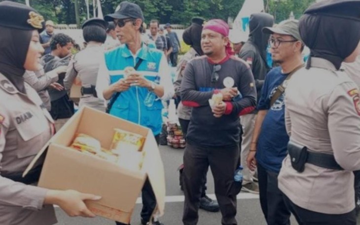 Berbagi Air hingga Roti untuk massa buruh di Jakarta, Selasa (30/12)