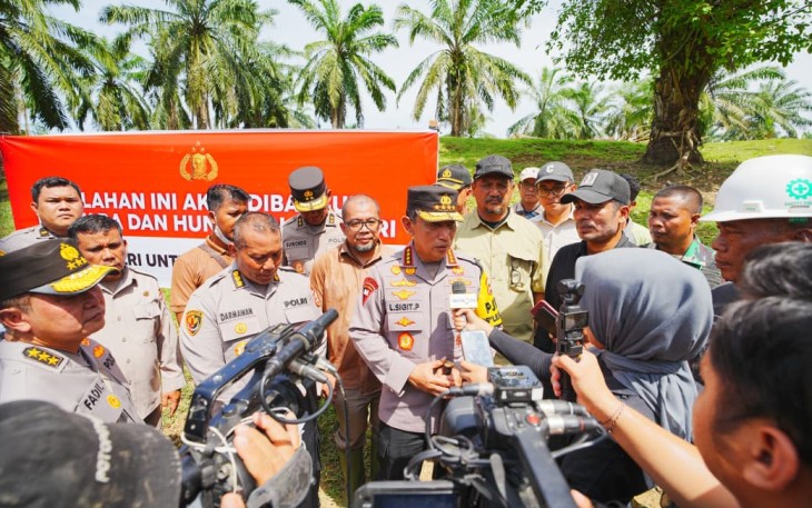 Kapolri Jenderal Listyo Sigit Prabowo memberikan keterangan pers di Aceh Tamiang, Rabu (31/12)