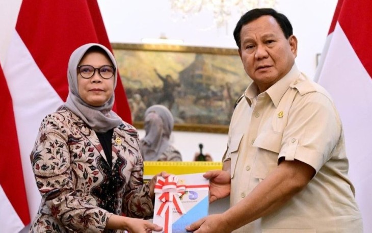 Presiden Prabowo Subianto menerima Ikhtisar Hasil Pemeriksaan Semester (IHPS) I Tahun 2024 dari Ketua Badan Pemeriksa Keuangan (BPK) RI, Isma Yatun, di Istana Merdeka, Jakarta, pada Kamis, 2 Januari 2025
