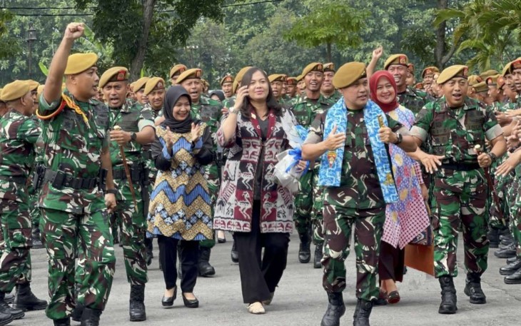 Danpussenarmed Mayjen TNI Agus Hadi Waluyo saat mengunjungi Yonarmed 12 Kostrad, Kamis (16/1)