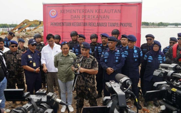 Konferensi pers penyegelan pagar laut di perairan Bekasi