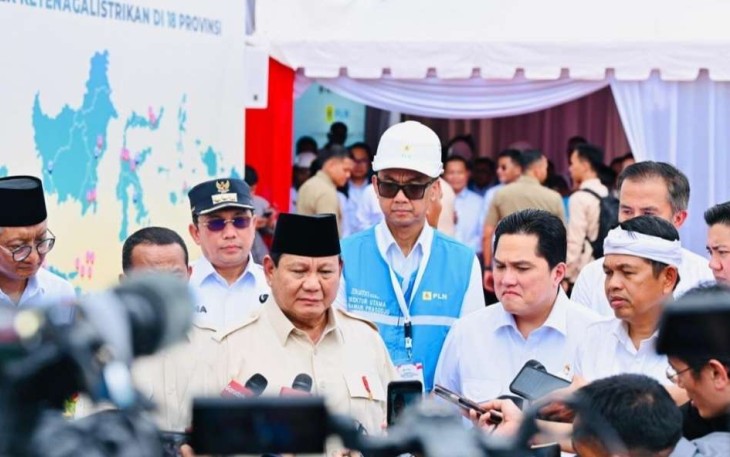 Presiden Prabowo Subianto memberikan keterangan pers usai meresmikan bendungan Jatigede di Kabupaten Sumedang, Senin (20/1)