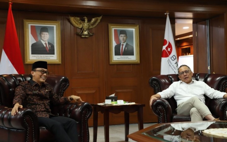 Kepala BKN Prof Zudan Arif Fakhrulloh saat berbincang dengan Kepala BRIN Laksana Tri Handoko di Jakarta, Jum'at (7/2)