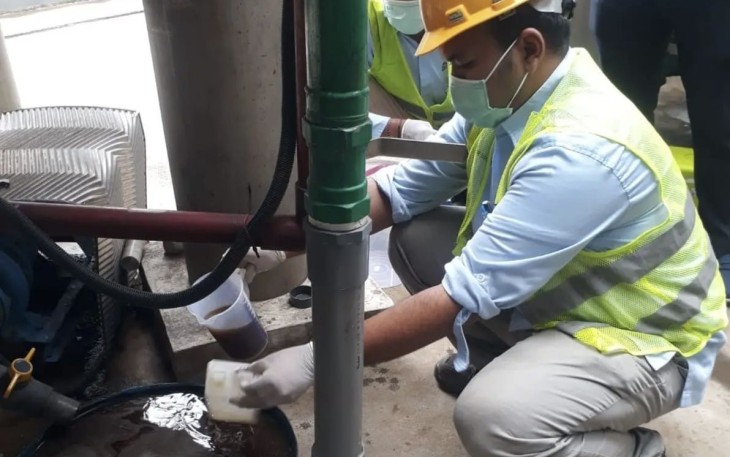 DLHK Depok tinjau lokasi kebocoran limbah di Kecamatan Sukmajaya. Senin (10/02/25).