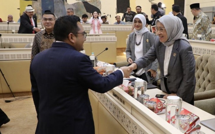 MenPANRB Rini Widyantini berjabat tangan Ketua Komisi II DPR RI Rifqinizamy Karsayuda usai RDP di Senayan, Jakarta, Rabu (12/2)