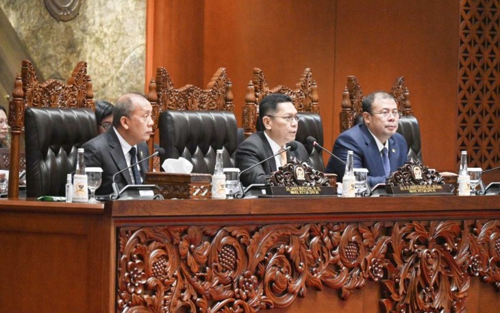 Wakil Ketua DPR RI Adies saat memimpin Rapat Paripurna DPR RI ke-13 Masa Persidangan II Tahun Sidang 2024-2025, Selasa (18/2/2025)