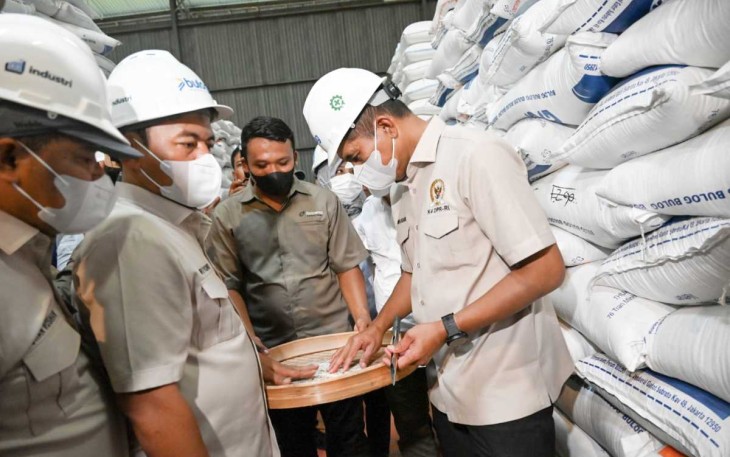 Wakil Ketua Komisi IV DPR RI, Abdul Kharis Almasyhari, (kanan) saat meninjau Gudang Bulog Gulun, Kabupaten Magetan, Jawa Timur, Rabu (19/2/2025).