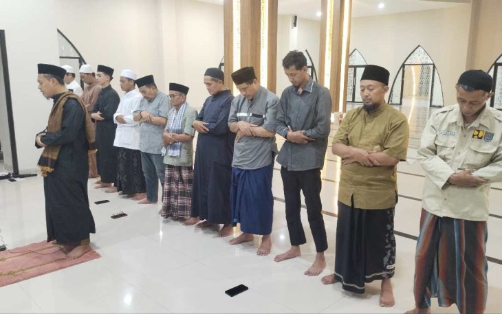 Salat Tarawih Berjamaah Jamaah Masjid Jami Asy Syahid Jatijajar Kota Depok, Senin (10/3)