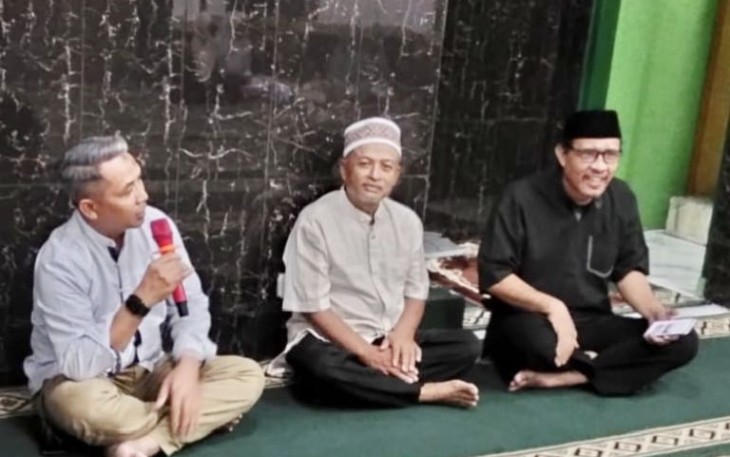 Suasana buka puasa bersama dan salat tarawih di Mushola Miftahul Jannah Kelurahan Sukamaju Kota Depok, Sabtu (15/3)
