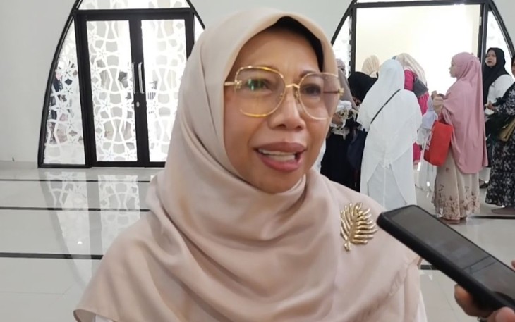 Bunda Elly Farida saat memberikan keterangan usai salat Idul Fitri 1446 H di Masjid Agung Asy Syahid, Minggu (31/3)