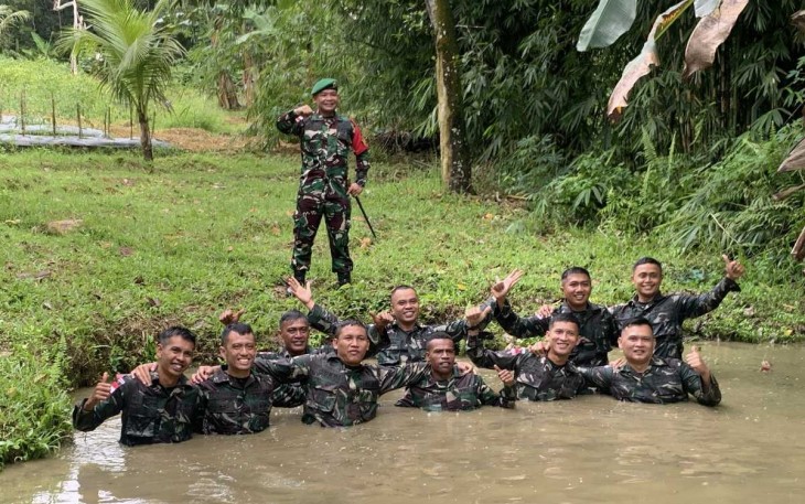 Dansatgas Yonzipur 5/ABW Letkol Czi Shobirin Setio Utomo bersama prajuritnya tradisi kenaikan pangkat di perbatasan, Kamis (3/4)