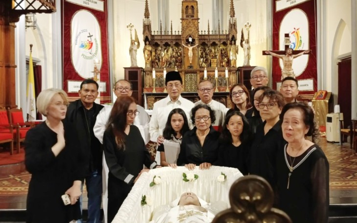 Menag Nasaruddin Umar melayat Uskup Emeritus Keuskupan Agung Kupang Mgr Petrus Turang di Gereja Katedral, Jakarta, Jumat (4/4/2025)
