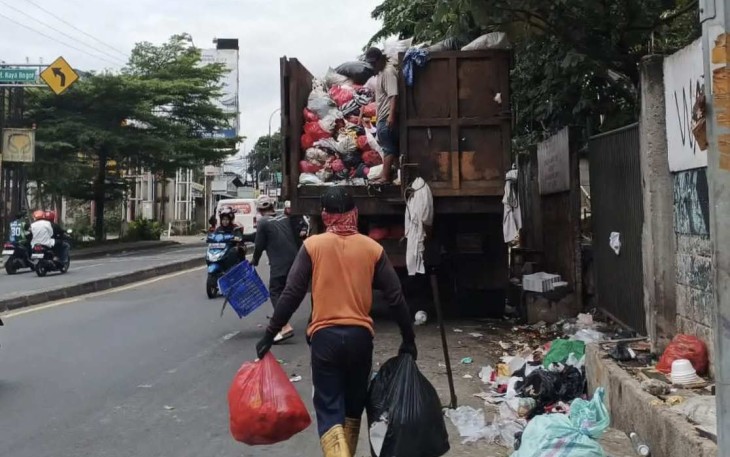 DLHK Kota Depok saat angkut sampah di wilayah 