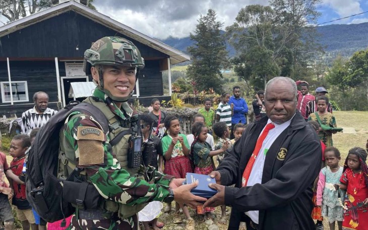 Letda Inf Herman menyerahkan Alkitab di gereja GKII Bethesda Batilame