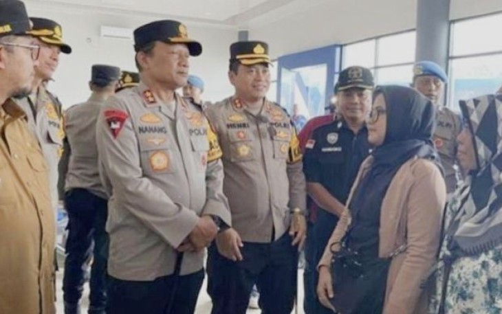 Kapolda Jatim Irjen Pol Nanang Avianto saat berdialog dengan pemudik di terminal Arya Wiraraja Sumenep, Selasa (8/4)