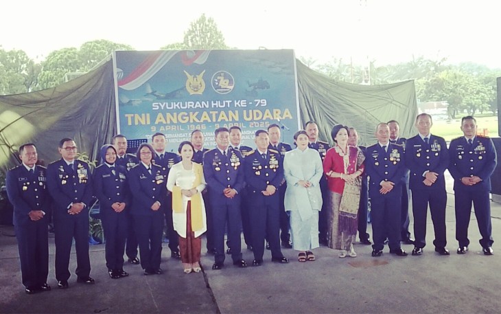 Dankosek I Medan Bersama Danlanud Soewondo dan Dawingko III Kopasgat Beserta Ibu Lakukan Poto Bersama Usai Acara Syukuran HUT ke-79 TNI Angkatan Udara.