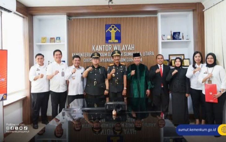 Kakanwil Hukum Lakukan Poto Bersama Usai Melantik.