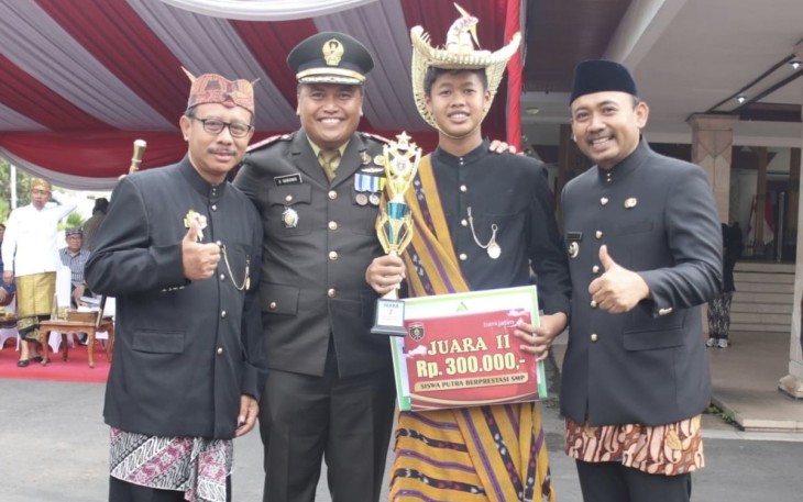 Dandim 0805/Ngawi Letkol Arh Setu Wibowo foto bersama anak prajuritnya yang berprestasi, Jum'at (2/5)