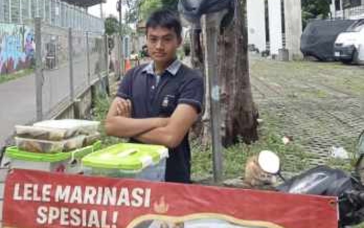 Razza saat memasarkan produk olahannya 