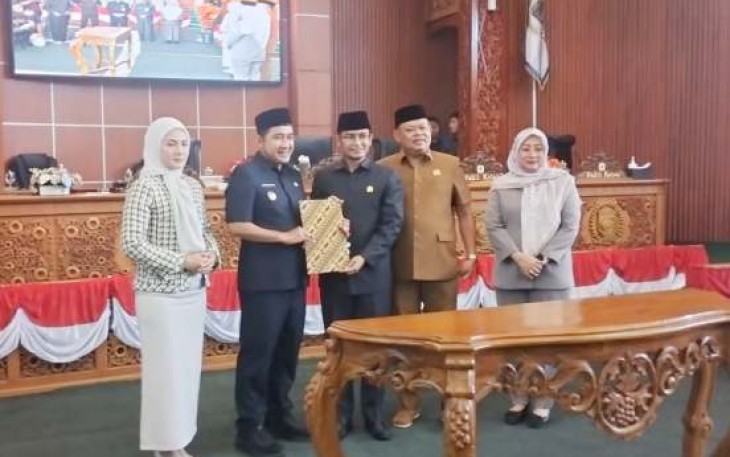 Wakil Wali Kota Depok Chandra Rahmansyah foto bersama Ketua DPRD Kota Depok Ade Supriyatna, Senin (19/5) 