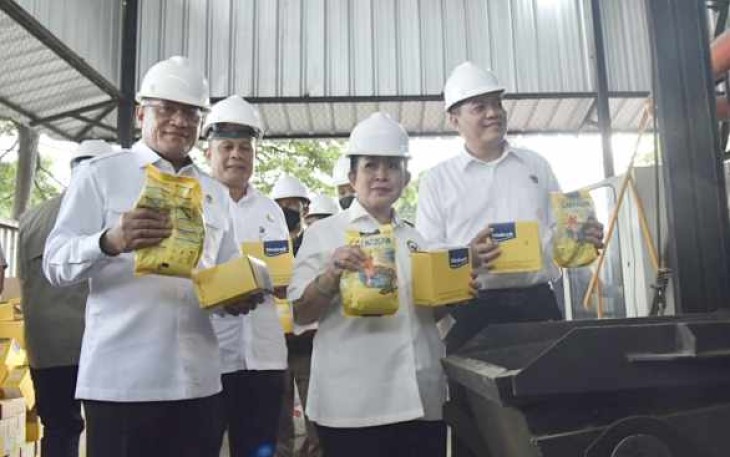 Ketua Komisi IV DPR RI Siti Hediati Soeharto bersama tim saat kunjungan kerja ke Kantor Balai Uji Terap Teknik dan Metoda Karantina Hewan, Ikan, dan Tumbuhan (BBUTKHIT), Kabupaten Bekasi, Senin (19/5/2025)