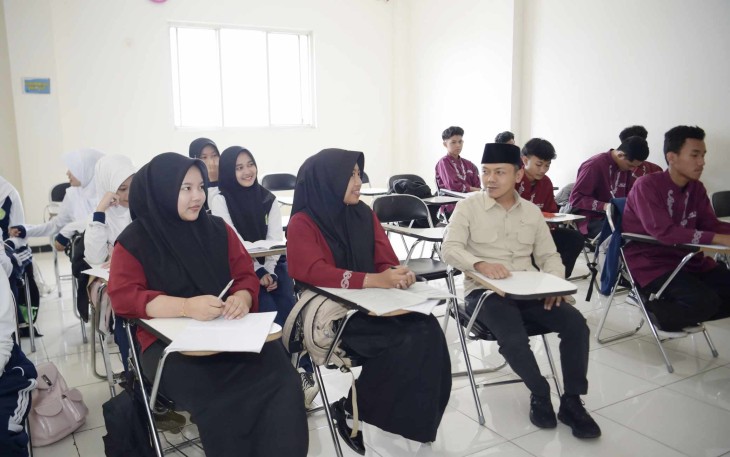 Wamendikdasmen Fajar Riza Ul Haq saat berdialog dengan siswi SMK Syamsul Ulum Sukabumi 