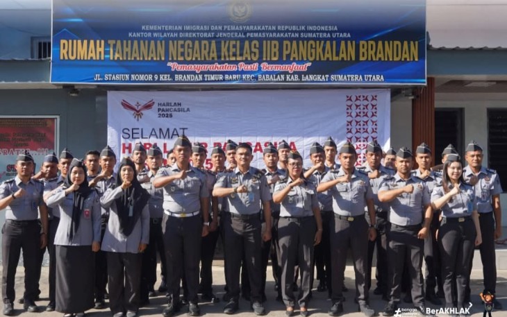 Jajaran Rutan Pangkalan Brandan Lakukan Poto Bersama Usai Upacara Peringatan Hari Lahir Pancasila.