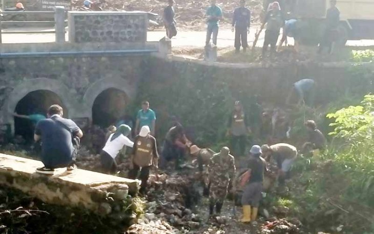 Kerja bakti bersihkan lingkungan bersama warga