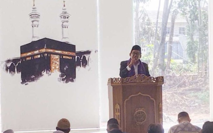 Ustadz Andi Syaifulloh menyampaikan kutbah Jum'at di Masjid Jami' Asy-Syahid, (20/6)
