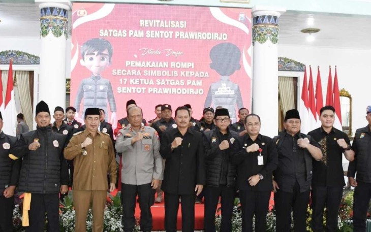 Kapolda Jatim Irjen Pol Nanang Avianto foto bersama 