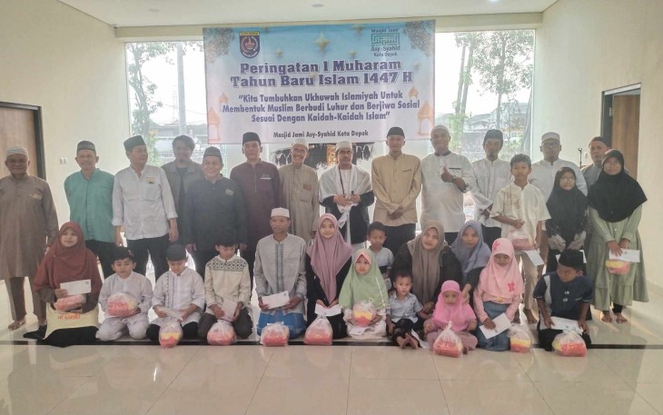 Santunan anak yatim di Masjid Jami' Asy-Syahid Depok, Kamis (26/6)