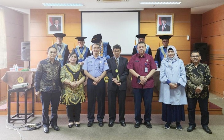 Foto bersama promosi doktor dosen Unnur
