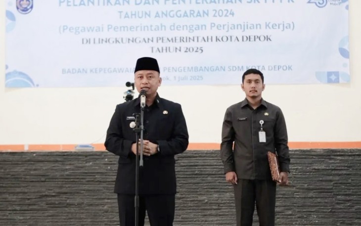 Wali Kota Depok Supian Suri saat melantik PPPK tahun 2025 di Balai Rakyat Selasa (1/7/2025).
