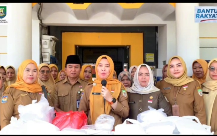 Sekretaris Dinas Sosial Provinsi Bengkulu Nelly Alesa memimpin Sedekah Nasi Bungkus (Senabung) untuk dibagikan ke Masyarakat yang membutuhkan 