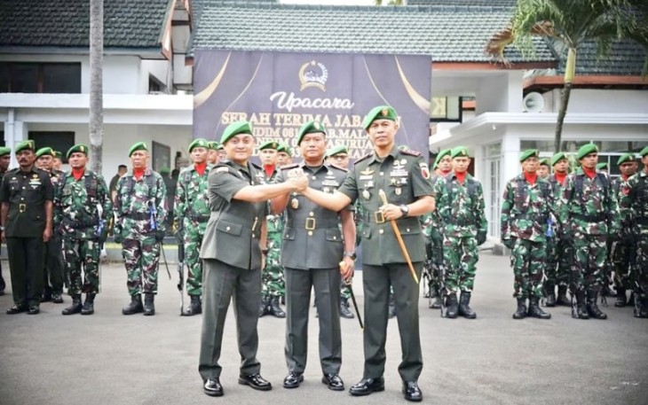 Danrem 083/Bdj Kolonel Inf Kohir foto bersama usai sertijab Dandim 0833/Kota Malang, Kamis (3/7)