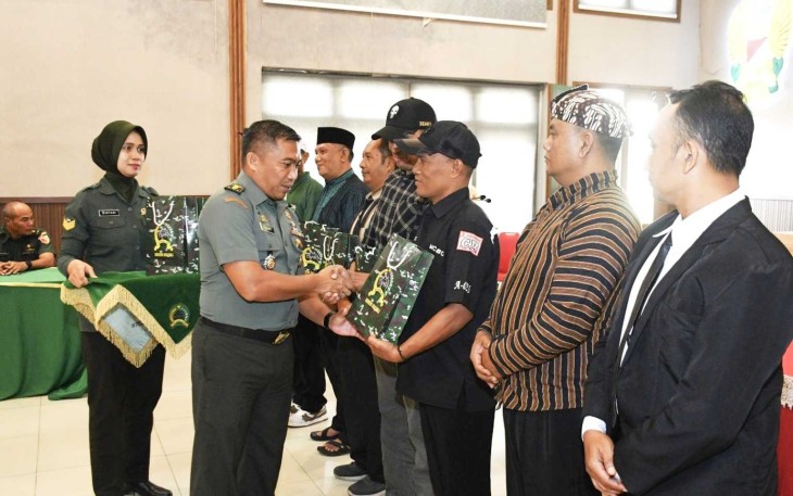 Kasrem 083/Bdj Letkol Inf Rahmad Cahyo Dinarso saat memberikan cenderamata, Kamis (10/7)