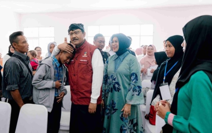 Mensos Saifullah Yusuf memeluk siswa sekolah rakyat di Cimahi Bandung, Sabtu (12/7)