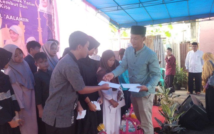 Santunan anak yatim di wilayah RW 10 Kampung Sidamukti Kelurahan Sukamaju, Minggu (13/7)