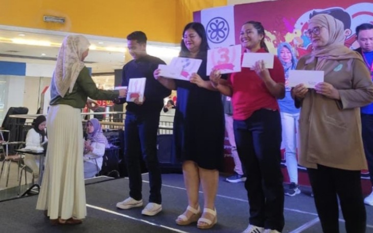 Kevin Brilli saat menerima piagam juara Singing Competition Neo Solo Grand Mall, Selasa (26/8)