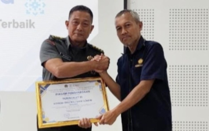 Kasiren 083/Bdj Letkol Arh Abdul Muhyi saat menerima penghargaan, Rabu (5/11)