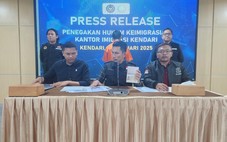 Kantor Imigrasi Kendari telah mendeportasi seorang Warga Negara Asing (WNA) asal China berinisial LY