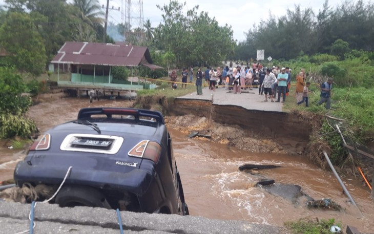 Jembatan Putus dan Mobil Terperosok Akibat Banjir di Aceh Singkil