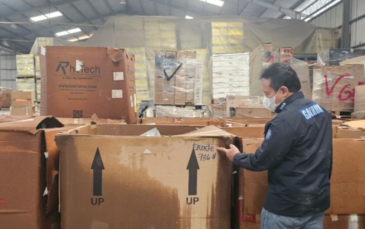 Barang bukti dugaan import limbah B3 PT Esun di Batam, Selasa (23/9)