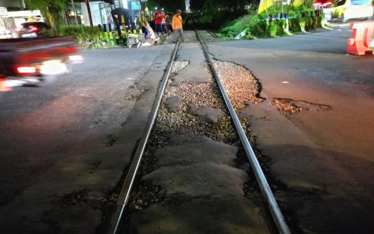 rel kereta api