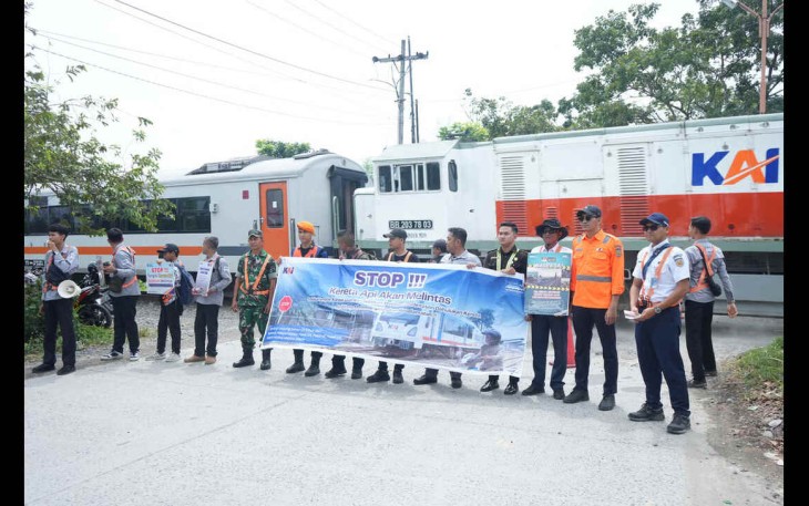 KAI dan KAI Bandara Bersama Railfans Edukasi Pengguna Jalan di Perlintasan Sebidang Binjai