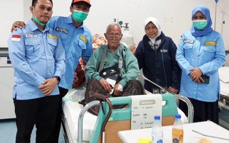 Tim KKHI Madinah saat merawat jemaah haji