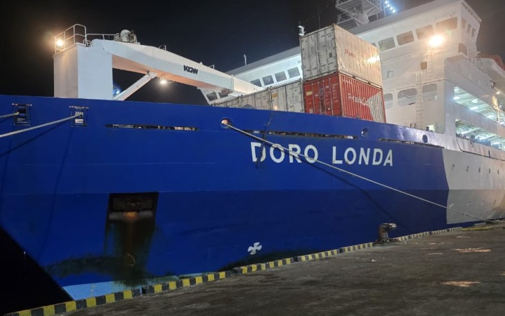 KM Dorolonda saat sandar di Pelabuhan Bitung