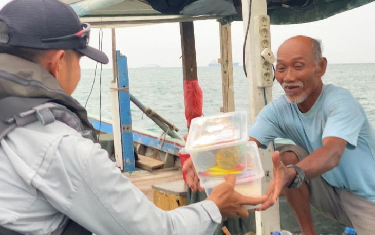Jumat Berkah berupa pembagian paket sembako dan edukasi keselamatan bagi para nelayan di pesisir Banten, Jumat (19/09/2025).