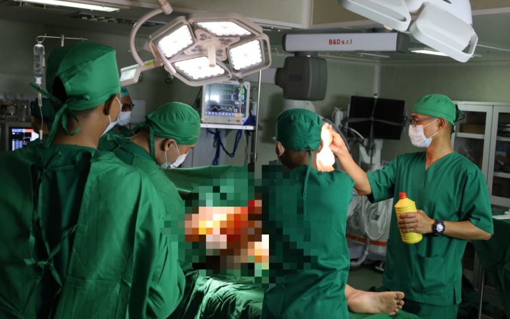 Pelayanan Kesehatan Bagi Korban Bencana Alam di KRI RJW-992
